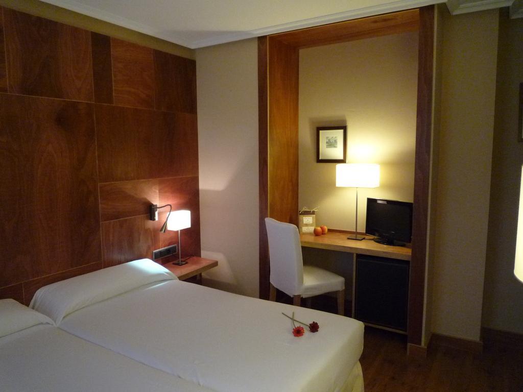 Hotel Picos De Europa Arenas De Cabrales Room photo